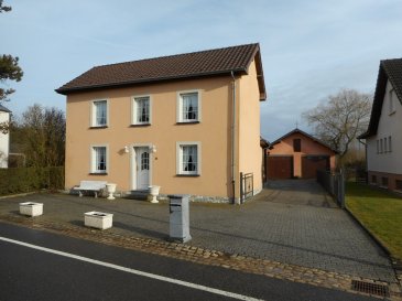 Agréable maison individuelle à vendre dans le village de Reimberg, commune de Préizerdaul.

Rdch:
- hall d'entrée
- séjour / salle à manger
- nouvelle cuisine équipée.

1er étage:
- 4 chambres à coucher
- salle de bain.

Annexes:
- chauffage + buanderie.

Garages et Ateliers de 120m².

Abri de jardin chauffé, idéal pour passer de belles soirées.

Panneaux solaires, cuve pour récupération d'eau (5000L) pour toilettes et jardin, double vitrage.