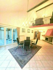 Immo Nordstrooss vous propose cette belle maison jumelée à vendre dans le beau village de Buschrodt, commune de Grosbous-Wahl. 

La maison est située dans une rue calme (zone 30) avec une surface totale de +/- 292m² dont +/- 211.7m² habitable et implantée sur un terrain de 4,82ares, elle a été construite en 1999 et agrandi en 2007,
avec des finitions soignées et matériaux de qualité 
dans un environnement calme au coeur de la nature. 

La maison se compose comme suit: 
Niveau rue: - spacieux hall d'entrée avec coin vestiaire - 1 chambre à coucher ou bureau - buanderie / cave/ chaufferie - cave à vin - 2 garages dont 1 pour 2 voitures. 

1er niveau: (niveau jardin) - 1 belle cuisine équipée avec sortie sur une spacieuse véranda - séjour /salle à manger de +/- 45 m² - 2 chambres à coucher - salle de bain avec baignoire, wc, lavabo - wc séparé.

2ème niveau: - 1 chambre à coucher - salle de douche avec wc, lavabo - spacieuse mezzanine pour bureau, salle de jeux, coin fitness, coin lecture... 

Extérieur: - spacieuse terrasse avec coin jardin / potager. Atouts: - Châssis PVC et fenêtre double vitrage - Porte en chêne massif - Feu ouvert et poêles à bois - Véranda avec poêle à bois équipé d'un toit ouvrant avec marquise électrique 

Toutes les commodités (commerces, restaurants, médecin, pharmacie...) dans un rayon de 10 km.

Pour plus de renseignements ou une visite (visites également possibles le samedi sur rdv), veuillez contacter le 691 850 805.

Proposition de crédit/financement à taux compétitif d'une banque luxembourgeoise incluse dans nos services gratuit.