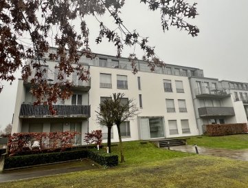 HESPERANGE-FENTANGE, 865.000 Euros

Appartement au 2ième étage avec ascenseur (+-89m2) avec Terrasse (+-10,5m2) dans une résidence de 14 unités. Construction 2006 E/E. Près de toutes commodités et accessibilité.

Sous-sol:
1 emplacement intérieur (+-14m2), cave (+-3m2), Buanderie commune, Dépôt Poubelle, Dépôt Vélo.

2ième étage:
Hall d'entrée (+-10,4m2) avec armoires encastrés, WC séparé (+-1,6m2), Living très lumineux avec armoires encastrés (+-44,9m2) avec accès Terrasse (+-10,5m2 / Exposition Sud avec vue imprenable), cuisine équipée ouvert Design de haute gamme (2016 / Valeur 30.000 Euros), salle de douche italienne (+-6m2), 2 chambres (+-13,8m2, 13m2) dont une modulable électroniquement.

Équipements:
Dalles en Béton, Double vitrage PVC avec volets éléctriques (2006), Chauffage Gaz aux radiateurs (2025), Toit (plat / isolé / Révision 2024), Électricité (2016), Façade (isolée extérieur / 2025), Sanitaire (2016), Détecteur de Fumée, Visiophone, Porte de Sécurité.

Super Affaire à saisir...

***HERBY IMMO = MEILLEURS PRIX DU MARCHE***

(Herby Immo vous garantit le prix d'achat le moins cher du marché)

(Communiquez-nous un bien immobilier à Herby Immo A Vendre ou A Louer et GAGNEZ Facilement de l'argent)