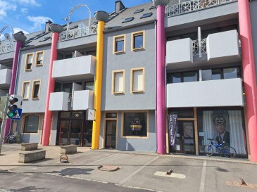 AFFAIRE A SAISIR !!!!!!<br><br>Immo Nordstrooss vous propose la vente d\'un commerce/bureau avec vitrine à Mersch avec 50 m2 de surface, divisé en 2 niveaux, deux espace bureaux, une kitchenette et un WC sépare, le riz de chaussée et sous-sol complètement rénové.<br><br>Deux emplacements extérieurs privés possible de les acheter 30 000 euros par parking et situés directement devant le local.<br><br>Idéalement aussi pour un cabinet médicale, bureau d\'assurance, laboratoire, institut de beauté, fiduciaire, comptable etc.<br><br>Proche de toutes commodités, centre commercial, pharmacie, école, crèche, banques, commerces, supermarchés, gare, autoroutes.<br><br>Pour plus de renseignements ou une visite veuillez nous contacter au 691 850 805.<br>Proposition de crédit/financement à taux compétitif d\'une banque luxembourgeoise incluse dans nos services gratuits.