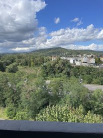 LONGEVILLE LES METZ .  Dans un ensemble résidentiel clos, au 8ème étage Appartement lumineux de type 3 pièces, entrée dégagement, 1 chambre avec dressing, salon/ séjour accès grand balcon vue dégagée sur le Mont Saint Quentin, cuisine à part équipée en angle avec accès exterieur cellier, une salle de bain, un wc.<br> Proximité du plan d\'eau, du stade du FC Metz, commerces, transports collectifs et accès autoroute,...<br> Une cave et une place de parking privative en souterrain.<br> chauffage urbain collectif, double vitrage<br> DPE : D GES : C<br> Libre de suite  