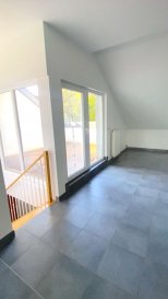 Immo Nordstrooss vous propose un très beau duplex à Dalheim, plafonds hauts, de 135 m2 surface habitable, 10km du centre.<br><br>Le duplex se trouve dans une petite copropriété au 1er étage, proche de toutes commodités et des transports en commun. <br><br>Le bien se compose <br>d\'une entrée, <br>deux de chambres à coucher (+/- 15m2 chacune), <br>d\'une pièce bureau/chambre d\'ami, <br>d\'une salle de bain avec baignoire/douche/wc ; <br><br>au 1er étage, <br>d\'un balcon (environ 20m2), <br>d\'un salon/Cuisine/salle à manger env. 70m2 avec pièce de rangement attenante et d\'un accès au grenier. <br><br>1 parking et possibilité de louer 1 garage fermé pour 60,00€/mois.<br><br><br>Pour plus de renseignements veuillez nous contacter au 691 450 317.<br>