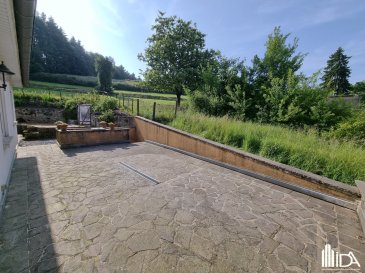 L'Immobilière de l'Attert vous propose cette spacieuse et lumineuse maison jumelée partiellement meublée à vendre dans le beau village de Buschrodt, commune de Grosbous-Wahl.

La maison est située dans une rue calme avec une surface totale de +/- 292m² dont +/- 190m² habitlable et implantée sur un terrain de 4,82ares, elle a été construite en 1999 et agrandi en 2007.

La maison se compose comme suit:

Niveau rue:
- spacieux hall d'entrée avec coin vestiaire
- 1 chambre à coucher ou bureau
- buanderie / cave/ chaufferie
- cave à vin
- 2 garages dont 1 pour 2 voitures.

1er niveau: (niveau jardin)
- 1 belle cusine équipée avec sortie sur une spacieuse véranda 
- séjour /salle à manger de +/- 45 m²
- 2 chambres à coucher
- salle de bain avec baignoire, wc, lavabo
- wc séparé.

2ème niveau:
- 1 chambres à coucher
- salle de douche avec wc, lavabo
- spacieuse mezzanine pour bureau, salle de jeux, coin fitness, coin lecture...

Extérieur:
- spacieuse terrasse avec coin jardin / potager.

Atouts:
- Châssis PVC et fenêtre double vitrage
- Porte en chêne massif
- Feu ouvert et poêles à bois 
- Véranda avec poêle à bois équipé d'un toit ouvrant avec marquise électrique
- Finitions soignées et matériaux de qualité
- Environnement calme au coeur de la nature.

Un coup de cœur pour cette belle propriété ?

Ne manquez pas l'opportunité d'acquérir cette maison exceptionnelle.

Pour plus d'informations ou pour visiter cette propriété, contactez-nous au +352 23 62 90 20 ou sur immo@immoaida.lu

Consultez nos biens sur www.immoaida.lu