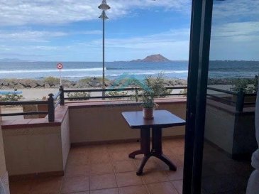 BELARDIMMO vous propose à la vente un très beau duplex avec 3 chambres à coucher à Fuerteventura.

Il s’agit d’un spacieux appartement « duplex » de plus de 112 M2 habitables   une grande terrasse face à l’océan atlantique et aux iles de Lanzarote et de Los Lobos. 
La vue est exceptionnelle et exclusive. Probablement l’une des plus belle vue de l’ile !!

L’appartement se compose ainsi :

-un grand living
-une cuisine ouverte avec coin repas
- 3 chambres à coucher
- 2 salles de bains avec WC

Vous avez un accès par l’avant et aussi d’un accès par l’arrière via un joli jardin bien entretenu.
 
Il possède la capacité de loger jusqu’à 8 personnes.
Il est possible également de scinder l’appartement en 2 appartements parfaitement autonomes vu qu’il s’agit d’un duplex. (Un étage avec accès par la rue face à la mer, l’autre étage avec accès par le jardin en contre bas).

L'appartement a été entièrement rénové fin 2020. (peinture, luminaire, décoration…)

Un des atouts de l’appartement, c'est qu'il possède aussi la licence qui permet de faire de la location « short term » (VV).

L'appartement se situe dans la petite ville de Corralejo au nord de l’ile, ville située à 40 Kms de l’aéroport de Puerto Del Rosario (accès en 35 minutes de l’aéroport).

Le bien est situé face à la mer et à proximité (300 mètres) de tous les commerces, restaurants et animations de la grand place. Il est situé à 300 mètres de grandes plages de sable fin et est très proche de la réserve naturelle de sable blanc. Il est situé dans un endroit calme, reposant et envoûtant grâce au rythme des grandes vagues et des marées.

Pour toutes informations complémentaires veuillez contacter Monsieur Belardi au  352 621367853.

 ---------- 
BELARDIMMO bietet Ihnen eine sehr schöne Maisonette mit 3 Schlafzimmern auf Fuerteventura zum Verkauf an.

Dies ist eine geräumige 