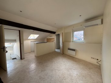 Nouveauté.  Dans une copropriété de 10 logements, au 2ème sous les combles, un appartement sur dalle béton comprenant un coin cuisine ouvert sur pièce à vivre, SDB et une pièce. clim reversible. Ref lot 12.
 Les informations sur les risques auxquels ce bien est exposé sont disponibles sur le site Géorisques : www.georisques.gouv.fr