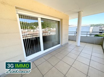 3G Immo Lambermont vous propose, à Longwy-Bas, à seulement 5 minutes à pied de la gare SNCF et à proximité immédiate de toutes les commodités, un appartement de 68 m² sans aucun travaux à prévoir, situé dans une résidence de 2006 avec ascenseur. Il dispose de 2 chambres, d'une spacieuse terrasse couverte de 18,5 m² offrant une agréable vue dégagée, ainsi que d'un box fermé en sous-sol.

Situé au dernier étage (avec ascenseur), cet appartement séduit par sa luminosité grâce à ses nombreuses ouvertures. Il comprend une entrée, une belle pièce de vie de 33 m² avec cuisine entièrement équipée, ouvrant sur la terrasse couverte par deux portes-fenêtres et une baie vitrée. L'espace nuit se compose de deux chambres, d'une salle d'eau et d'un WC indépendant.
Un cellier de 1,8 m² ainsi qu'une place de stationnement privative en sous-sol complètent ce bien.

L'appartement est en excellent état d'entretien et ne nécessite aucun investissement. Côté prestations techniques : fenêtres en double vitrage PVC, parquet flottant dans les pièces de vie et les chambres (carrelage dans la cuisine, la salle d'eau et le WC), chauffage individuel au gaz par chaudière murale. DPE : D ? GES : D avec montant estimé des dépenses annuelles d'énergie : entre 1 160 € et 1 630 €. Taxe foncière 2025 : 1 280 €. Charges de copropriété : 128 € par mois.

Un renseignement ? Une visite ?
Grégory LAMBERMONT 06 42 85 79 02
Chers confrères, je pratique l'interagence