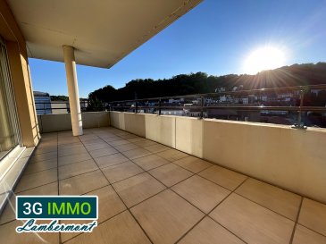3G Immo Lambermont vous propose en exclusivité, à Longwy-Bas, à seulement 5 minutes à pied de la gare SNCF et à proximité immédiate de toutes les commodités, un appartement de 68 m² sans aucun travaux à prévoir, situé dans une résidence de 2006 avec ascenseur. Il dispose de 2 chambres, d'une spacieuse terrasse couverte de 18,5 m² offrant une agréable vue dégagée, ainsi que d'un box fermé en sous-sol.

Situé au dernier étage (avec ascenseur), cet appartement séduit par sa luminosité grâce à ses nombreuses ouvertures. Il comprend une entrée, une belle pièce de vie de 33 m² avec cuisine entièrement équipée, ouvrant sur la terrasse couverte par deux portes-fenêtres et une baie vitrée. L'espace nuit se compose de deux chambres, d'une salle d'eau et d'un WC indépendant.
Un cellier de 1,8 m² ainsi qu'une place de stationnement privative en sous-sol complètent ce bien.

L'appartement est en excellent état d'entretien et ne nécessite aucun investissement. Côté prestations techniques : fenêtres en double vitrage PVC, parquet flottant dans les pièces de vie et les chambres (carrelage dans la cuisine, la salle d'eau et le WC), chauffage individuel au gaz par chaudière murale. DPE : D ? GES : D avec montant estimé des dépenses annuelles d'énergie : entre 1 160 € et 1 630 €. Taxe foncière 2025 : 1 280 €. Charges de copropriété : 128 € par mois.

Un renseignement ? Une visite ?
Grégory LAMBERMONT 06 42 85 79 02
Chers confrères, je pratique l'interagence
