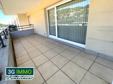 3G Immo Lambermont vous propose en exclusivité, à Longwy-Bas, à seulement 5 minutes à pied de la gare SNCF et à proximité immédiate de toutes les commodités, un appartement de 68 m² sans aucun travaux à prévoir, situé dans une résidence de 2006 avec ascenseur. Il dispose de 2 chambres, d'une spacieuse terrasse couverte de 18,5 m² offrant une agréable vue dégagée, ainsi que d'un box fermé en sous-sol.

Situé au dernier étage (avec ascenseur), cet appartement séduit par sa luminosité grâce à ses nombreuses ouvertures. Il comprend une entrée, une belle pièce de vie de 33 m² avec cuisine entièrement équipée, ouvrant sur la terrasse couverte par deux portes-fenêtres et une baie vitrée. L'espace nuit se compose de deux chambres, d'une salle d'eau et d'un WC indépendant.
Un cellier de 1,8 m² ainsi qu'une place de stationnement privative en sous-sol complètent ce bien.

L'appartement est en excellent état d'entretien et ne nécessite aucun investissement. Côté prestations techniques : fenêtres en double vitrage PVC, parquet flottant dans les pièces de vie et les chambres (carrelage dans la cuisine, la salle d'eau et le WC), chauffage individuel au gaz par chaudière murale. DPE : D ? GES : D avec montant estimé des dépenses annuelles d'énergie : entre 1 160 € et 1 630 €. Taxe foncière 2025 : 1 280 €. Charges de copropriété : 128 € par mois.

Un renseignement ? Une visite ?
Grégory LAMBERMONT 06 42 85 79 02
Chers confrères, je pratique l'interagence