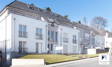 ***SOUS COMPROMIS***SOUS COMPROMIS***SOUS COMPROMIS***

Situé dans la commune d’Hesperange, cet appartement 3 façades occupe le rez-de-chaussée d’une copropriété soignée avec ascenseur datant de 2008. D’une surface habitable de ± 87 m² pour une surface totale de ± 107 m², il se compose comme suit:

La porte d’entrée s’ouvre sur un hall ± 6 m² avec wc séparé ± 2 m² desservant, à sa gauche, la partie nuit, à sa droite, la partie séjour. La partie nuit comprend une salle de bain ± 8 m² (baignoire, douche italienne, double lavabo et wc suspendu), un débarras ± 4 m² (raccordements pour lave-linge) et un palier ± 4 m² menant à deux chambres de ± 14 m² chacune .

Une porte vitrée coulissante sépare le hall d’entrée de l’espace de vie. Celui-ci se compose d’un lumineux séjour ± 26 m² avec cuisine moderne ± 10 m² semi-ouverte, aménagée et équipée NEFF (nombreux tiroirs et rangements, façades de meubles en bois). Plusieurs portes-fenêtres s’ouvrent sur la terrasse ± 16 m² suivie d’un petit jardin ± 40 m² orienté sud-ouest et profitant d’une vue dégagée sur la forêt (pas de vis-à-vis).

Au sous-sol, un emplacement de parking ± 14 m² avec cave en suite ± 6 m² complètent l'offre.

Détails complémentaires :
•Appartement et copropriété en très bon état, finitions/matériaux de qualité ;
•Châssis pvc, double vitrage Schüco ; volets manuels ;
•Façade rénovée en 2018;
•Chaudière au gaz (2020) ;
•Charges mensuelles: 285 €;
•Un responsable garantit une meilleure qualité de vie dans la copropriété en combinant entretien, proximité et surveillance;
•Cadre verdoyant, belles promenades dans les environs;
•Hesperange est une commune recherchée pour son dynamisme et sa situation: proximité Luxembourg-ville (8 km) via le passage «Itzigerstee», toutes commodités (supermarchés, postes, pharmacie, école, …).

Agent responsable: Florian Apolinario
Mobile: (+352) 691 110 397
E-mail: florian@vanmaurits.lu