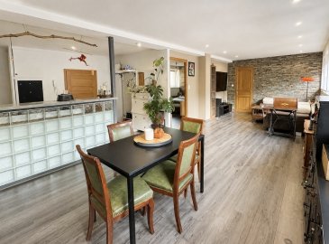 SIERCK LES BAINS

À proximité immédiate du LUXEMBOURG (Schengen) et de l'ALLEMAGNE (Perl), des commerces et des écoles.

Venez découvrir ce trés bel appartement lumineux situé au 1er étage d'une petite copropriété de seulement 2 logements.

L'appartement de type F5 se compose:

D'une entrée, une cuisine équipée ouverte sur un agréable et spacieux espace de vie, d'un dégagement, de trois chambres avec rangements, d'une grande salle de bains (baignoire et douche), un wc, une buanderie, une cave voûtée .

Vous profiterez également d'une trés agréable terrasse et d'un emplacement de stationnement privatif dans un garage avec porte motorisée avec un véritable atout supplémentaire: un accés direct permettant de rejoindre l'appartement sans passer par les parties communes.

DV PVC  
Chauffage gaz, chaudiére individuelle installée en 2017  
Cumulus de 2019

Syndic bénévol, charge faible et pas de travaux prévu pour la copropriété

Ce bel appartement est une opportunité rare à SIERCK LES BAINS.

À découvrir rapidement