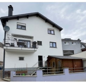 A VISITER !!!!

Immo Nordstrooss vous propose cette charmante maison à vendre à Wiltz. 

La maison a une surface de +/- 180m² habitable et implantée sur un terrain de +/- 6,40ares, elle a été construite en 1982 avec des finitions soignées et matériaux de qualité. 

La maison se compose comme suit: 
- spacieux hall d'entrée 
- quatre chambres à coucher 
- bureau 
- buanderie / cave/ chaufferie 
- garages pour deux voitures 
- belle cuisine équipée avec sortie sur un balcon 
- séjour /salle à manger de +/- 36m² avec feux ouvert
- salle de bain
- wc séparé

Extérieur: - spacieuse terrasse de +/-30m2 avec jardin et plusieurs emplacements extérieurs.

Toutes les commodités (commerces, restaurants, médecin, pharmacie...) dans le village.

Pour plus de renseignements ou une visite (visites également possibles le samedi sur rdv), veuillez contacter le 691 850 805.

Proposition de crédit/financement à taux compétitif d'une banque luxembourgeoise incluse dans nos services gratuit.