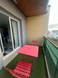 Situé dans un environnement calme, cet appartement bien agencé de 36 m² offre un cadre de vie agréable et proche de toutes commodités.

Il se compose d'une entrée avec placard, un séjour avec kitchenette donnant accès à un balcon de 6m².  
Un dégagement avec placard dessert une salle de bain avec wc ainsi qu'une chambre avec placard.   

Une place de parking extérieure complète ce bien.

Le loyer mensuel est complété par une provision sur charges de 90 €, comprenant l’eau froide, l’entretien et l’électricité des communs, entretien des espaces verts, contrat d'entretien de la chaudière, de la VMC, du portail et la TEOM.
Les honoraires de location s’élèvent à 289 € pour les visites, la constitution du dossier et la rédaction du bail, auxquels s’ajoutent 109 € pour l’état des lieux.

Conformément à la réglementation en vigueur, les informations relatives aux risques auxquels ce bien est exposé sont disponibles sur le site officiel : www.georisques.gouv.fr