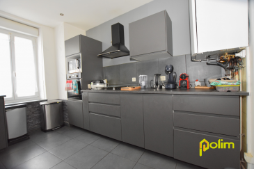 Exclusivité POLIM ! Charmante maison de village proche Hyper.  Maison de plus de 100m2 en parfait état comprenant : Hall d'entrée, cuisine équipée récente, salon/séjour, salle d'eau, 2 chambres, buanderie. A l'étage : une mezzanine, une grande chambre, un vaste grenier. Une place de parking devant la maison. Chauffage centrale Gaz avec chaudière récente.  Coup de coeur assuré !!! 

Les informations sur les risques auxquels ce bien est exposé sont disponibles sur le site Géorisques : www.georisques.gouv.fr