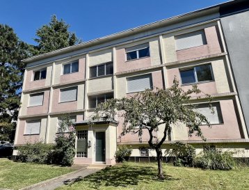 ESCH/LALLANGE, 415.000 Euros

Près du Lycée Technique de ESCH/LALLANGE

Appartement au RDCH (+-61,2m2) dans une résidence de 6 unités. 
Construction 1970. Près de toutes commodités et accessibilités.

Sous-sol: 
cave (+-6m2), Buanderie commune 
Possibilité d'acheter un Garage en option.

RDCH: 
Hall d'entrée (+-3m2), Living très lumineux (+-30m2) donnant sur cuisine équipée ouverte (2000 / Valeur 20.000 Euros) avec accès Terrasse couverte (+-5m2/ Exposition Est), salle de douche italienne (2020/+-5m2), 2 chambres (+-14m2, 10m2).

Équipements: 
Dalles en Béton, Simple et Double vitrage PVC avec volets manuels (1970), Chauffage Gaz aux radiateurs (2023), Toit (Plat / isolé / 1970), Électricité (2025), Façade (2000 / pas isolée), Sanitaire (2020), Détecteur de Fumée, Visiophone...

Super Affaire à saisir...

***HERBY IMMO = MEILLEURS PRIX DU MARCHE***

(Herby Immo vous garantit le prix d'achat le moins cher du marché)

(Communiquez-nous un bien immobilier à Herby Immo A Vendre ou A Louer et GAGNEZ Facilement de l'argent)