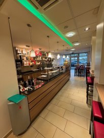 Très beau FONDS DE COMMERCE à vendre situé au coeur de Bonnevoie ! Depuis 29 années, Modénese propose une cuisine italienne de qualité, dans un cadre chaleureux et accueillant ! Le local dispose de 40 places intérieures et 12 en terrasse. Local en excellent état, il dispose d'une cuisine entièrement équipée, de chambres froides, de plusieurs machines à fabriquer les pâtes, caves, espace de stockage. Vente pour cause de départ en retraite. Tél pour plus d'information : Jmarc Rigaud au 691 502 334