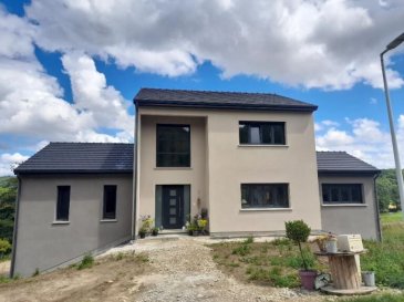 Villa - 160m ². PANETTA IMMOBILIER vous propose, 

En exclusivité, 

Dans la très charmante et calme commune de Juvigny sur Loison, 

Une sublime maison moderne de 2024 de 160m² habitables sur près de 40ares de terrain.
Cette villa aux nombreux espaces (sous-sol de 180m²) et au style contemporain se compose comme suit : 

Vous trouverez au rez-de-chaussée, une vaste entrée très lumineuse (4m de hauteur) desservant un très bel espace salon/séjour ouvert sur une grande cuisine équipée ; une suite parentale avec salle d'eau (douche à l'italienne) et dressing ; WC séparés.

A l'étage, on y trouvera un pallier desservant 3 chambres (13.5m²/14m²/12m²) et une salle de bains (8m²) comprenant baignoire et douche à l'italienne.

Le sous-sol de ce bien est un véritable atout. Avec une surface de près de 180m², il est composé d'un très grand garage pour 4 à 5 voitures ; d'une grande buanderie et d'espaces de stockage supplémentaires.

Enfin, cette maison de 2024 dispose de tous les atouts nécessaires pour votre confort : 
DVPVC avec volets motorisés ; micro station ; pompe à chaleur (chauffage au sol) ; VMCà
DPE /GES : A 

A venir découvrir rapidement ! 

Pour plus d’informations, veuillez contacter Monsieur COLSON Emmanuel au +33 7 81 30 24 02.

Les informations sur les risques auxquels ce bien est exposé sont disponibles sur le site Géorisques : www.georisques.gouv.fr