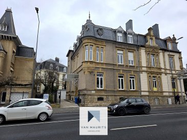 Loyer : 11800€/mois ; Garantie locative: 2 mois de loyer; Charges: 500€/mois ; Disponible 1er Mai 2026 ; Frais d'agence: 15% d'un an de loyer + TVA.

Située à Luxembourg-Ville, cette maison jumelée construite en 1939, actuellement affectée à un usage de bureaux, développe une surface totale de ± 375 m² dont ± 299 m² habitables sur un terrain de 2,63 ares. Répartie sur trois niveaux, elle offre de très beaux volumes et un fort potentiel après rafraîchissement. Son exposition Nord-Ouest assure une belle luminosité tout au long de la journée.

La maison se présente comme suit :

Au rez-de-chaussée, le hall de ± 15 m² dessert un séjour de ± 39 m² donnant accès à une terrasse de ± 10 m² et une cuisine de ± 15 m². Ce niveau comprend également un bureau de ± 17 m² (pouvant être aménagé en chambre), une véranda de ± 3 m², une cage d'escalier de ± 10 m² ainsi qu'un wc séparé de ± 1 m².

Le premier étage s'ouvre par la cage d'escalier de ± 10 m² et mène à quatre chambres de ± 16, 17, 19 et 22 m², desservies par un couloir de ± 8 m². On y retrouve également une salle de bain de ± 4 m² ainsi qu'un wc séparé de ± 2 m².

Le deuxième étage accueille deux chambres supplémentaires de ± 20 et 24 m², un palier de ± 7 m², une salle de bain de ± 4 m², deux espaces studios de ± 16 et 17 m², ainsi qu'un wc séparé de ± 1 m².

Le rez-de-jardin comprend un garage de ± 20 m² ainsi que deux emplacements de parking extérieurs devant qui complètent le bien.

Au sous-sol, un palier de ± 4 m² mène à une cuisine de ± 14 m², une salle de douche de ± 4 m², une buanderie de ± 15 m² et une chaufferie de ± 19 m².

Détails complémentaires :

? État : à rafraîchir  
? Chauffage au gaz par radiateurs  
? Escalier en bois  
? Climatisation  
? Internet par câble TV, parlophone, prises électriques  

Sols :

? Carrelage  
? Mosaïque  
? Parquet  

Revêtements muraux :

? Moulures  
? Peinture  

Fenêtres :

? Châssis PVC  
? Volets manuels  

Extérieurs :

? Terrasse de ± 10 m²  
? Cour  
? Jardin  

Services à proximité :

Bus ? Centre ? Centre sportif ? Club sportif ? Commerces ? Connexions autoroutières ? Crèche ? Écoles ? Gare ? Hôpital ? Parc de jeux ? Parking public ? Pharmacie ? Pistes cyclables ? Pistes de randonnées ? Restaurants ? Tram

Pour plus de renseignements, veuillez contacter s.v.p. Pierre-Yves Béchet au +352 621 654 086 ou Pierre-Yves@vanmaurits.lu