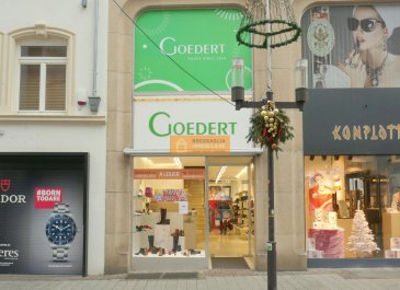 Belle surface commerciale de 116 m2 plus 60m2  de stockage située en plein centre de la Grand-Rue de Luxembourg-Ville.<br><br>La surface est divisée sur 3 étages :<br><br>Rez-de-chausséee :  Vitrine + surface commerciale<br> (+- 60 m2)<br><br>Etage : Vitrine + surface commerciale (+-56 m2)<br><br>Cave - stockage  avec WC séparé ( +-60 m2)<br><br>Pas de fonds de commerce à reprendre.<br>