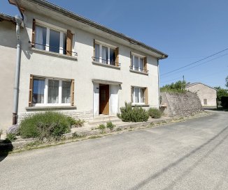 Très belle maison de village ! .  Maison de village au calme de 168.23m2 habitable sur un terrain de 554m2 comprenant : au rez-de-chaussée: une entrée, une chambre, pièce de vie, cuisine semi équipée avec un accès terrasse et jardin, salle d'eau, wc, buanderie; à l'étage : 4 chambres d'une belle superficie, salle de bain, wc, grenier.
 Vous bénéficiez également de deux dépendances avec un accès à une grande cour et d'un jardinet de 98m2 en plus du jardin sur le côté de la maison.

 Les informations sur les risques auxquels ce bien est exposé sont disponibles sur le site Géorisques : www.georisques.gouv.fr