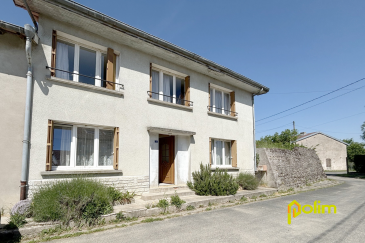 Très belle maison de village ! .  Maison de village au calme de 168.23m2 habitable sur un terrain de 554m2 comprenant : au rez-de-chaussée: une entrée, une chambre, pièce de vie, cuisine semi équipée avec un accès terrasse et jardin, salle d'eau, wc, buanderie; à l'étage : 4 chambres d'une belle superficie, salle de bain, wc, grenier.
 Vous bénéficiez également de deux dépendances avec un accès à une grande cour et d'un jardinet de 98m2 en plus du jardin sur le côté de la maison.

 Les informations sur les risques auxquels ce bien est exposé sont disponibles sur le site Géorisques : www.georisques.gouv.fr