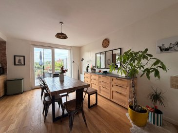 YUTZ  -  Maison rénovée de 220 m² sur 9,85 ares. Belle surprise à Yutz ! Entièrement rénovée, cette maison des années 1960 développe environ 220 m² sur trois niveaux, sur un terrain de 9,85 ares.
Elle offre une distribution idéale pour une grande famille avec, au rez-de-chaussée, une belle pièce de vie avec cuisine ouverte donnant sur la terrasse et le jardin, une chambre, une salle de jeux,une salle de douche et un WC. 
Le premier étage accueille quatre chambres, une kitchenette, une salle de bains et un WC.
 Au dernier niveau, les combles aménagés offrent un espace particulièrement chaleureux avec climatisation réversible, une chambre et une salle de bains avec baignoire balnéo.
La maison dispose également d'un sous-sol complet avec garage et caves.
Rénovation complète, isolation par l'extérieur, pompe à chaleur et DPE A : un bien confortable, économe et prêt à vivre. 
Et pour les investisseurs, le potentiel est particulièrement intéressant : la configuration des trois niveaux permet d'envisager facilement la création de trois appartements indépendants, offrant ainsi différentes possibilités d'exploitation et de rentabilité.
Les informations sur les risques auxquels ce bien est exposé sont disponibles sur le site Géorisques : www.georisques.gouv.fr » 
Contacts :
K.Karas : 06 08 31 19 87
K. Moriceau : 06 75 66 99 25