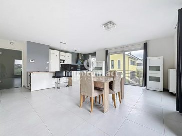 L'agence immobilière Immo-Contact vous propose ce magnifique appartement de standing, de construction récente de 2015, avec beaucoup de luminosité, de +/− 82,5m² situé à Mamer.

Idéalement situé, dans un lotissement résidentiel, cet appartement avec 2 chambres, balcon et 2 parkings se trouve dans une rue calme et à quelques pas de plusieurs lignes de bus, de très bons restaurants et de médecins.

Vous trouverez également des crèches, des écoles comme la fameuse école Européenne, de l'école Kinneksbond et de l'école fondamentale de Mamer qui sont à moins de 5 minutes avec des structures sportives pouvant offrir des activités pour petits et grands.

L'appartement, au 1er étage avec ascenseur, se compose comme suit :

- Hall d'entrée avec espace de rangement
- Salon avec espace salle à manger et accès sur balcon 
- Cuisine équipée moderne et ouverte avec comptoir, idéal pour déjeuner ou pour déguster un aperitif avec ses invités  
- 2 chambres à coucher
- Salle de bain avec vasque et baignoire 
- Débarras
- WC séparé

Une cave et deux emplacements intérieurs viennent compléter ce bien.

Cette résidence moderne répond aux normes énergétiques les plus récentes et offre des aménagements de pointe pour un confort de vie optimal.

A savoir : Disponibilité immédiate

Visites possibles en semaine et le samedi.

Pour toutes informations contactez-moi au +352 621 391 355.

Estimation de votre bien (sous 48h), contactez-nous au +352 26 311 992 ou sur info@immocontact.lu.

 ---------- 
The estate agency Immo-Contact is pleased to present this magnificent luxury flat, built in 2015, which is very bright and measures approximately 82.5m², located in Mamer.

Ideally situated in a vibrant town, this two-bedroom flat with a balcony and parking spaces is located on a quiet street, just a short walk from several bus routes, excellent restaurants and doctors’ surgeries.

You will also find nurseries and schools such as the renowned European School, Kinneksbond School and Mamer Primary School, all within a 5-minute walk, along with sports facilities offering activities for all ages.

The flat, on the first floor with a lift, comprises the following:

- Entrance hall with storage space
- Living room with dining area and access to the balcony 
- Modern, open-plan fitted kitchen with a breakfast bar, ideal for lunch or enjoying an aperitif with guests  
- 2 bedrooms
- Bathroom with washbasin and bath
- Storage room
- Separate toilet

A cellar and two indoor parking spaces complete this property.

This modern residence meets the latest energy standards and offers state-of-the-art facilities for optimal living comfort.

Please note: Available immediately

Viewings available on weekdays and Saturdays.

For further information, please contact me on +352 621 391 355.

For a valuation of your property (within 48 hours), please contact us on +352 26 311 992 or at info@immocontact.lu.