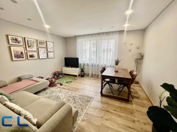 Bel appartement entièrement rénové, situé au rez-de-chaussée d'une résidence à 8 unités. 
Il se compose d'un hall d'entrée, de deux chambres à coucher, d'une salle de douche, d'une cuisine équipée, d'un salon et d'un grand garage fermé (45M2).
L'appartement est situé au Fousbann, dans un quartier calme proche des écoles, crèches, à deux minutes des commerces et accès routiers et autoroutiers.
Libre à convenir, 

Pour toute demande de visite ou informations complémentaires, n'hésitez pas à nous contacter au 265341 ou directement notre agent Mme VAZ au 621 283 844 ou par mail au lisa.vaz@cl-immo.lu

Les frais d'agence sont inclus dans le prix de vente et sont à charge du vendeur.