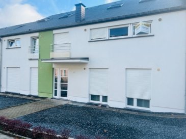 Sublime Duplex à Dudelange.
Aucun travaux à prévoir;

1er étage:
- Hall d’entrée (1,92m2)
- Buanderie / Débarras (3,80m2)
- Living / Salon (24,25m2)
- Grande cuisine équipée (6,82m2) avec accès Terrasse (5,54m2)
- Salle de douche (4,32m2)
- Hall de nuit (3,12m2)
- WC séparé (1,15m2)
- 2 chambres à coucher (11,55m2+12,39m2)

2ème étage:
- Aménagement d'une suite parentale avec 1 chambre à coucher et une salle de bains (37,15m2)

Sous-sol :
- Garage fermer pour 2 voitures (39,38m2)
- Cave (6,17m2)

Situation agréable avec vue dégagée

À proximité : centre-ville, école, crèche, maison relais, commerces, accès autoroute, arrêt de bus, forêt.

Nous vous invitons à contacter:
Moura Jemp
Tèl: +352621216646

Les surfaces et superficies sont indicatives
