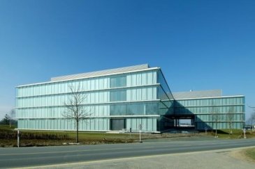 LUX-PRO-IMMO vous propose à la location:
Bureau d’environ 180m² à louer dans l'immeuble H2O
Fonctionnel et modulable
Idéal pour du back-office ou pour une start-up
Espace lumineux, air conditionné, ascenseur
Certification BREEAM 