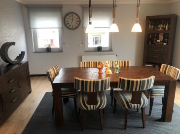 Très beau appartement de haut standing.
Qui se compose de:
Hall d'entrée, grand séjour sur cuisine équipée ouverte avec balcon, salon et salle de douche avec WC.
Deuxième étage: Deux chambres à coucher dont une avec salle de douche et dressing.
Sous-sol
1 garages et 1 parking extérieur et une cave.
L' appartement est très soignée aucun travail a prévoir
