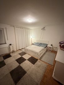 Découvrez ce magnifique appartement à louer situé à Grevenmacher, au Luxembourg, proposé exclusivement par AGENCE REINERT CARLO. Cette propriété unique est disponible sur athome.lu seulement.  

Détails de la Propriété  
Cet appartement spacieux de 90 m² comprend deux chambres confortables et une salle de douche moderne. Bien que non meublé, il est doté d'une cuisine équipée et d'une cuisine séparée, idéale pour ceux qui aiment préparer leurs repas avec soin. Profitez de la commodité d'un parking intérieur et extérieur, ainsi que d'une buanderie.. Une exposition sud-est permet une lumière naturelle abondante, idéale pour créer un espace de vie chaleureux et accueillant. De plus, une station de recharge pour véhicules électriques est disponible.. Ce logement convivial sera prêt à vous accueillir à partir du 1er avril 2026.

Installations à Proximité  
Le charmant quartier de Grevenmacher offre un cadre de vie agréable avec un mélange parfait de sérénité et de commodité. Vous trouverez dans les environs de nombreuses écoles et établissements scolaires reconnues, ainsi que divers commerces et restaurants pour tous les goûts. Profitez des parcs et des espaces verts pour vous détendre ou vous divertir. Les soins de santé sont facilités par la présence d'infrastructures médicales à proximité, tandis que les options de transports disponibles permettent une mobilité fluide dans la région.

Ne manquez pas cette opportunité! Planifiez une visite en nous contactant via le formulaire de contact ou par téléphone.