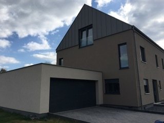 VENDU!!!!!


SUPERBE MAISON AVEC DE TRES BELLES FINITIONS.

ELLE SE COMPOSE DE:
SOUS-SOL
CHAUFFERIE, CAVE DE 13,94M2
REZ-DE-CHAUSSEE
HALL D'ENTREE, SALON, SEJOUR, CUISINE OUVERTE EQUIPEE, WC ET GRANDE TERRASSE 
PREMIER ETAGE
UNE GRANDE CHAMBRE (18,73M2) AVEC ACCES TERRASSE DE 35M2
UNE CHAMBRE DE (15,50M2), UNE CHAMBRE DE (12,79M2) ET UNE SALLE DE DOUCHE AVEC DOUBLES LAVABOS, DOUCHE ET WC.
DEUXIEME ETAGE
LA CHAMBRE PARENTALE (18,94M2) AVEC ACCES A LA SALLE DE BAIN (9,54M2) ET UN DEBARRAS.

AU REZ-DE-CHAUSSEE VOUS AVEZ ENCORE UN GARAGE POUR DEUX VOITURES (35,63M2)
GRANDEUR TERRAIN: 3,17 ARES

N'HESITEZ PAS A NOUS CONTACTER POUR UNE VISITE.

M. TINELLI: +352 691 241 181
M. MALVA: +352 621 323 127




