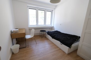Luxembourg LIMPERTSBERG, 59, rue des Glacis, dans maison entièrement rénovée et meublée, chambre de 12m2 (numéro 0.1) à louer dans duplex au rez-de-chaussée et comprenant : chambre avec lit simple, bureau, chaise, placard, salle de douche, WC séparé, placards partagés avec quatre chambres, buanderie commune avec lave-linge et sèche-linge. Cuisine et salon dans les parties communes. Libre le 10 novembre 2025. Pour une seule personne, contrat de bail d'un an minimum.  
Loyer 925 euros + charges forfaitaires de 180 euros.  
Dans les charges, tout est inclus à l'exception du nettoyage privatif de la chambre.  
Contact et visites : Rosalba MAITRE téléphone : 691 550 189  
Email : Rosalba@parkagence.lu & Arianna GHITTINO, téléphone : 691 205 573, email : arianna@parkagence.lu