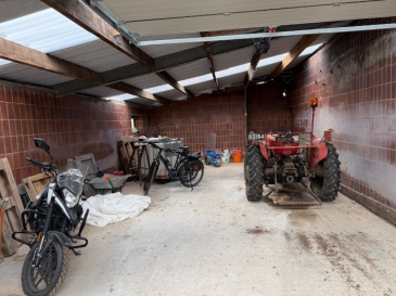 Bienvenue à Mompach, Luxembourg, où vous trouverez un garage intérieur unique en son genre, proposé à la location par l'agence AGENCE REINERT CARLO. Cette propriété exclusive peut être trouvée uniquement sur athome.lu.

Détails de la Propriété:  
Ce garage intérieur spacieux offre une superficie de 65 m², idéale pour garer plusieurs véhicules ou pour stocker vos biens en toute sécurité. Sa localisation à Mompach est stratégique, avec un accès facile aux routes principales, ce qui représente un gain de temps pour les déplacements quotidiens. Le garage est également équipé d'une prise de courant.

Dimensions du garage:Longueur : 10m, Largeur : 6,5 m
Porte sectionale électrique : Largeur : 3m, Hauteur : 2,50m

Ne manquez pas cette opportunité! Planifiez une visite en nous contactant via le formulaire de contact ou par téléphone.