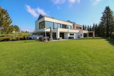 -- FR --<br/><br/>Home Project vous propose une maison exceptionnelle sur terrain de 15 ares.<br />
Construction de 2012 en très bon état, finition luxueuse, nombreuses aménagements techniques et meubles sur mesure.<br />
± 360 m2 surface habitable<br />
Salle de cinéma et Jeu de quilles<br />
Garage de 46m2 et plusieurs emplacements extérieurs.<br />
- Rdc:<br />
Hall spacieux<br />
Vestiaire<br />
WC séparé<br />
Bureau<br />
Salle de Fitness<br />
Cuisine ouverte haut de gamme avec un très grand débarras<br />
Salon/Salle à manger et à côté un Bar avec une belle cheminée et ses lumières indirectes pour une ambiance optimale.<br />
Grandes baies vitrées donnant sur une terrasse de +/- 60 m2 partiellement couverte<br />
<br />
- 1er étage:<br />
1 chambre parentale de 21,85m2 avec son dressing de 16,93m2 et salle de bains privative, style Wellness de 38,41m2. (Sauna, Jacuzzi, Douche/Hammam)<br />
3 chambres à coucher supplémentaires<br />
Buanderie<br />
1 Salle de bains<br />
WC séparé<br />
Débarras<br />
<br />
- Sous-sol:<br />
Salle de cinéma (Golf Simulator)<br />
Piste de quilles avec Bar Lounge<br />
WC<br />
Plusieurs caves et local technique<br />
Chaufferie (Mazout)<br />
<br />
Cette belle demeure est un endroit idéal pour y installer son \