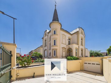 À Sandweiler, découvrez une propriété de caractère absolument unique, libre des quatre côtés, où charme, authenticité et volumes exceptionnels se rencontrent harmonieusement. Datant de 1900 et entièrement rénovée au fil des années avec soin, cette demeure rare saura séduire dès les premiers instants les amateurs de biens d'exception. Un véritable coup de cœur pour celles et ceux en quête d'une maison familiale pleine d'âme, d'élégance et de cachet.

Développant une surface habitable d'environ 310 m² pour une surface totale de ± 372 m², cette magnifique maison offre des espaces généreux, lumineux et parfaitement agencés.

Dès l'entrée, un hall accueillant mène vers un vaste couloir avec cage d'escalier distribuant un élégant salon à l'avant, une superbe salle à manger aux beaux volumes ainsi qu'un chaleureux arrière-salon de type jardin d'hiver, apportant beaucoup de charme et de luminosité à l'ensemble. La cuisine entièrement équipée et aménagée bénéficie quant à elle d'un espace arrière-cuisine / jardin d'hiver supplémentaire, créant une atmosphère conviviale et fonctionnelle. Un WC séparé complète ce niveau.

Le premier étage propose un agréable espace nuit composé de deux grandes chambres aux dimensions généreuses, d'une confortable salle de bain ainsi que de plusieurs espaces de rangement parfaitement intégrés.

Au deuxième étage, la maison continue de séduire avec deux chambres supplémentaires, dont une bénéficiant d'une charmante mezzanine, idéale comme coin lecture, espace détente ou bureau. Une vaste salle de bain ainsi que différents espaces de circulation viennent compléter cet étage plein de caractère.

Le sous-sol, particulièrement spacieux et polyvalent, offre de nombreuses possibilités d'aménagement. Il comprend notamment une cave, un garage, une cuisine d'été, une buanderie, un local technique, un bureau, une salle de bain ainsi que deux chambres supplémentaires, parfaites pour accueillir famille, invités ou pour une activité professionnelle à domicile.

À l'extérieur, un superbe jardin d'environ 600 m² avec terrasse invite à profiter pleinement des beaux jours dans un cadre verdoyant et paisible. Trois emplacements de parking, dont deux situés devant le garage, viennent compléter cette offre rare sur le marché.

Cette demeure pleine de charme et d'authenticité représente une opportunité rare pour les amateurs de biens uniques recherchant espace, élégance et qualité de vie dans un environnement privilégié.

Personne responsable du bien :
Alexandre Apolinario
Tél. : +352 691 28 22 14
Email : alexandre@vanmaurits.lu