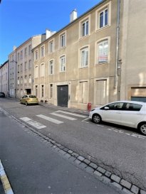 A Vendre Quartier des Iles Metz, Appartement type F6 128.71 m2 avec garage fermé.. QIARTIER DES iLES  Centre de Metz ,Entre le Lycée Anne de Mejanes et le Lycée Fabert , dans une rue à sens unique calme, cet appartement F6  de 128.71 m2, vous apportera toutes les commodités du Centre ville Messin, Mettis (bus) à coté , rue calme.
Ses 4 chambres allant de 12 à 22 m2, sa cuisiné équipée aménagée 14m2, son salon séjour  26m2 avec cheminée en fonction, ses placards, sa salle de bain et son wc indépendant, ainsi que son balcon pour un petit déjeuné au grand air, un grand plus au coeur de la ville son grand garage fermé de 16 m2  ainsi qu'une grande cave de 16m2. 
Aucune procédure en cours

Copropriété de 23 lots (Pas de procédure en cours).
Charges annuelles : 950.00 euros.