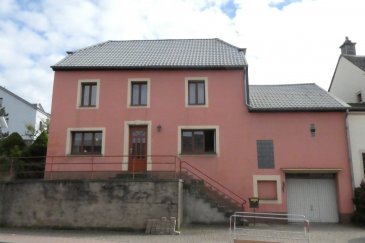 Maison de +/-150m2 comprenant:
- 3 chambres à coucher
- 1 cuisine équipée et séparée
- Living avec Salon
- Débarras
- Cave et garage
- salle de bain et toilette

Terrain de +/- 9 ares
nouvelles fenêtres double vitrage
chauffage à mazout
