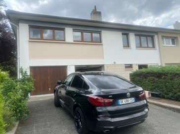 Uckange au 37 Rue du Pont de Pierre ,dans cadre agréable très belle maison jumelée de type F5 de 160 m2 comprenant au rdc; entrée avec sas et placard, 1 chambre à coucher, un cellier, cuisine d'été accès jardin à l'arrière,chaufferie buanderie , garage avec 2 portes dont une motorisée
A l'étage : 2 chambres, salon salle à manger, cuisine équipée, salle de bains avec douche et baignoire ,toilette individuel
DV PVC , chaudière récente 
Terrain clos et arboré de 8 ,83 ares 
libre de suite
Prix : 312 000 €