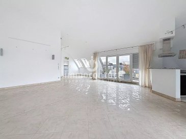 L'agence immobilière Immo-Contact vous propose ce magnifique appartement de +/− 155m² de surface totale situé à Fentange, commune de Hesperange.

Idéalement situé, cet appartement bénéficie d’un cadre de vie recherché, alliant calme résidentiel et proximité immédiate des commodités, des axes autoroutiers et de Luxembourg-ville.

Ce bien se distingue particulièrement par sa luminosité exceptionnelle, offrant des espaces baignés de lumière naturelle tout au long de la journée. Le séjour impressionne par ses volumes rares, avec une hauteur sous plafond de 5,30 mètres, apportant une véritable sensation d’espace et de standing.

Au dernier étage, l'appartement se compose comme suit :

- Hall d'entrée avec placards encastrés
- Salon avec espace salle à manger et accès sur un balcon exposé Sud et une terrasse exposée Ouest
- Cuisine équipée ouverte avec espace débarras
- 3 chambres à coucher dont 2 avec accès sur un 3ème balcon et une avec salle de bain privative
- Salle de bain avec douche, WC et fenêtre
- WC séparés
- Espace débarras avec emplacement machine à laver

Une cave et deux emplacements de parking intérieurs viennent compléter ce bien.

À savoir :
- Aucuns travaux à prévoir
- Disponibilité immédiate

Visites possibles en semaine et le samedi.

Pour toute information, contactez-moi au +352 621 794 938.
Estimation gratuite de votre bien sous 48h : +352 26 311 992 ou info@immocontact.lu

 ---------- 
The real estate agency Immo-Contact is pleased to present this magnificent apartment with a total floor area of approximately 155 m², located in Fentange, in the municipality of Hesperange.

Ideally situated, this apartment offers a highly sought-after living environment, combining a quiet residential setting with immediate proximity to amenities, major highways, and Luxembourg City.

This property stands out particularly for its exceptional brightness, offering spaces bathed in natural light throughout the day. The living room impresses with its rare spaciousness, featuring a ceiling height of 5.30 meters, providing a true sense of space and luxury.

Located on the top floor, the apartment is laid out as follows:

- Entryway with built-in closets
- Living room with dining area and access to a south-facing balcony and a west-facing terrace
- Open-concept fully equipped kitchen with pantry
- 3 bedrooms, 2 of which open onto a third balcony and one with an en-suite bathroom
- Bathroom with shower, toilet, and window
- Separate toilet
- Storage area with space for a washing machine

A cellar and two indoor parking spaces complete this property.

Please note:
- No renovations required
- Available immediately

Viewings available weekdays and Saturdays.

For more information, contact me at +352 621 794 938.
Free property valuation within 48 hours: +352 26 311 992 or info@immocontact.lu
