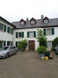 A louer dans le village d'Elvange (commune de Beckerich), bel appartement de 51,88m², situé au 1er étage.

- séjour / salle à manger avec coin cuisine équipée
- salle de bain
- 1 grande chambre à coucher
- 1 emplacement extérieur.