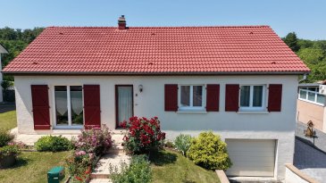 Wittring maison 5 pièces - 89m². Nord Sud Immobilier vous propose de découvrir cette agréable maison individuelle de plain-pied, idéalement située dans un quartier résidentiel calme et recherché dans le secteur de Sarreguemines.

Elle se compose d'un salon-séjour convivial ouvert sur une cuisine aménagée et équipée, d'une salle d'eau, d'un WC indépendant ainsi que de trois chambres.

Le sous-sol complet constitue un véritable atout avec une pièce aménagée pouvant faire office de bureau, salle de loisirs ou chambre d'appoint, une cave et un garage.

À l'extérieur, profitez d'un jardin arboré soigneusement entretenu, d'une véranda agréable en toute saison ainsi que d'une terrasse. 
Garage 2 véhicules au sous-sol avec porte motorisée.

Climatisation réversible Daikin, poêle à pellets, convecteurs électriques, panneaux photovoltaïques et ballon d'eau chaude électrique.

Les menuiseries en PVC triple vitrage garantissent un excellent confort thermique.

Une maison chaleureuse, économique et parfaitement entretenue, idéale pour une famille ou pour toute personne recherchant le confort du plain-pied dans un environnement privilégié.

Les informations sur les risques auxquels ce bien est exposé sont disponibles sur le site Géorisques : www.georisques.gouv.fr

À visiter sans tarder avec Nord Sud Immobilier !