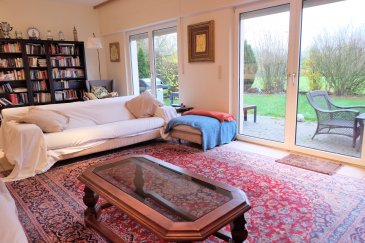 STRASSEN, 5B, rue Schafsstrachen, maison jumelée de 200 m2 sur 3a 87ca de terrain et comprenant : Entrée, WC séparée, débarras, grand living et salle à manger avec cheminée au bois, accès terrasse et jardin, cuisine équipée séparée, premier étage : grande chambre parentale avec salle de douche en suite et dressing, WC séparé, couloir de distribution, deux chambres, salle de bains avec douche et baignoire, grand grenier, garage fermé pour deux voitures, cave, buanderie, chaufferie, cave à vin, terrasse et jardin, Libre le premier août 2026, entièrement repeinte à neuf. Contrat de bail de 3 ans minimum. Frais d'agence : un mois de loyer + TVA, 50% à charge du bailleur, 50% à charge du locataire. Contact et visites : Rosalba MAITRE, téléphone :691 550 189, email : rosalba@parkagence.lu & Arianna GHITTINO, téléphone : 691 205 573, email : arianna@parkagence.lu