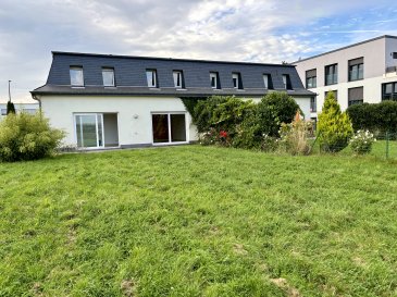 Le Bureau Immobilier Loewen-Kill présente à la location cette maison jumelée située dans le quartier prisé de Cessange (Kohlenberg) à Luxembourg.

La maison se compose comme suit:
Au rez-de-chaussée :
.Hall d'entrée
.Cuisine ouverte, équipée et aménagée avec plan de travail en granit, d'une surface d'environ 11,50m2
.Grand salon/salle à manger (d'environ 38,90m2) permettant d'accéder à la terrasse et au jardin.
.WC séparé
.Débarras
.Buanderie/Chaufferie
.Garage pouvant accueillir jusqu'à deux voitures avec deux emplacements devant la porte

A l'étage, un hall permet d'accéder aux pièces décrites ci-dessous :
.Première chambre d'une surface d'environ 11,75m2
.Dressing
.Deuxième chambre d'une surface d'environ 16,80m2
.Salle de bains avec douche, baignoire, double vasque et WC
.Troisième chambre d'une surface d'environ 14,60m2
.Quatrième chambre d'une surface d'environ 11,77m2
.Salle de douche avec vasque et WC.

Construite en 2005, elle sera entièrement repeinte avant la mise en location. Les photos montrent la maison avant les travaux de peinture.

Commodités à proximité:
.Le quartier de Cessange à Luxembourg est réputé pour son ambiance familiale et son cadre paisible. De nombreuses écoles et établissements éducatifs de qualité sont situés à proximité, offrant un accès facile pour les enfants.
.S'y trouvent également une grande variété de commerces et de restaurants.
.Les parcs et les espaces de loisirs abondent, permettent de profiter de la nature et de multiples activités de plein air.
.Le quartier bénéficie aussi de nombreuses infrastructures de santé de qualité et de transports en commun.

Nous sommes à votre disposition pour tout renseignement complémentaire et un rendez-vous de visite :
contact@loki.lu
+352 27 56 28 90

Les honoraires de négociations s'élèvent à un mois de loyer augmenté de la TVA en vigueur et sont partagés équitablement entre le locataire et le propriétaire/bailleur.