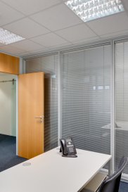 A louer dans une nouvelle résidence un espace meublé de 12m2 pour 2 bureaux.
Ces services sont compris : câblage téléphone et informatique, Wifi, mise à disposition d'une cuisine, imprimante avec facturation, accès salle de réunion avec réservation.
Caution de deux mois.
Le prix indiqué est un prix hors taxe.