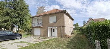 Maison individuelle avec beau terrain à ROUPELDANGE 57220 – Potentiel à saisir
Située à Roupeldange (57220), à proximité immédiate de Boulay-Moselle et proche de l'autoroute A4, découvrez cette maison individuelle édifiée sur une belle parcelle plate de 7 ares 47 ca. D'une surface habitable de 94.14 m2, ce bien offre un cadre verdoyant avec son grand terrain à l'arrière. 
Descriptif du bien :
•	Au rez-de-jardin : Une entrée spacieuse, une première chambre, une chaufferie, des pièces de stockage ainsi qu'un garage avec porte motorisée. 
•	À l'étage : Un séjour lumineux ouvert sur un salon avec accès au balcon, une cuisine, deux chambres supplémentaires, une salle d'eau et un WC séparé. 
Caractéristiques techniques :
•	Chauffage au fuel, chaudière DE DIETRICH, à condensation. 
•	Fenêtres en double vitrage PVC oscillo-battant. 
•	Des travaux sont à prévoir. 
•	Disponibilité : Immédiate.
•	Prix : 139 000 € (frais d'agence à la charge du vendeur).
Contact agence :
Gérard STOULIG, agent commercial EI
•	Téléphone : 06 03 40 33 55
•	Mail : agenceabel@gmail.com
NB : Le bien est immédiatement disponible.