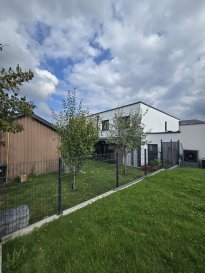 A VISITER !!!!!!!!  

Immo NORDSTROOSS vous propose la vente d'une Spacieuse maison construite en 2020 dans le village de Hosingen, belle maison jumelée d'une surface habitable de +/- 170m² dans rue sans issue en calme sis sur un terrain de +/- 2,70 ares clôture.  

Cette maison se compose comme suite:  
- d'un hall d'entrée,  
- d'un séjour lumineux qui donne accès à la terrasse et une véranda et aussi directement vers jardin clôturé et privatif avec maisonnette de jardin
- d'une cuisine bien équipée semi ouverte,  
- un hall de nuit,  
- quatre grande chambres à coucher,  
- une salle de douche,  
- un WC séparée .   

De plus, cet objet dispose d'un garage pour deux voitures, trois emplacements extérieur, une cave et un local technique/buanderie.   

Aspects techniques : classe énergétique: B-B, chauffage au sol, ventilation mécanique contrôlée double flux, fenêtres en PVC avec du triple vitrage et des volets roulants à commande électrique.  

Pour plus de renseignements ou une visite (visites également possibles le samedi sur rdv), veuillez contacter le 691 850 805