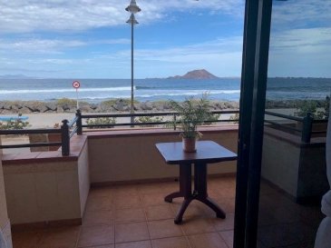 BELARDIMMO vous propose à la vente un très beau duplex avec 3 chambres à coucher à Fuerteventura.<br><br>Il s\'agit d\'un spacieux appartement « duplex » de plus de 112 M2 habitables + une grande terrasse face à l\'océan atlantique et aux iles de Lanzarote et de Los Lobos. <br>La vue est exceptionnelle et exclusive. Probablement l\'une des plus belle vue de l\'ile !!<br><br>L\'appartement se compose ainsi :<br><br>-un grand living<br>-une cuisine ouverte avec coin repas<br>- 3 chambres à coucher<br>- 2 salles de bains avec WC<br><br>Vous avez un accès par l\'avant et aussi d\'un accès par l\'arrière via un joli jardin bien entretenu.<br> <br>Il possède la capacité de loger jusqu\'à 8 personnes.<br>Il est possible également de scinder l\'appartement en 2 appartements parfaitement autonomes vu qu\'il s\'agit d\'un duplex. (Un étage avec accès par la rue face à la mer, l\'autre étage avec accès par le jardin en contre bas).<br><br>L\'appartement a été entièrement rénové fin 2020. (peinture, luminaire, décoration?)<br><br>Un des atouts de l\'appartement, c\'est qu\'il possède aussi la licence qui permet de faire de la location « short term » (VV).<br><br>L\'appartement se situe dans la petite ville de Corralejo au nord de l\'ile, ville située à 40 Kms de l\'aéroport de Puerto Del Rosario (accès en 35 minutes de l\'aéroport).<br><br>Le bien est situé face à la mer et à proximité (300 mètres) de tous les commerces, restaurants et animations de la grand place. Il est situé à 300 mètres de grandes plages de sable fin et est très proche de la réserve naturelle de sable blanc. Il est situé dans un endroit calme, reposant et envoûtant grâce au rythme des grandes vagues et des marées.<br><br>Pour toutes informations complémentaires veuillez contacter Monsieur Belardi au +352 621367853.<br><br /><br />BELARDIMMO bietet Ihnen eine sehr schöne Maisonette mit 3 Schlafzimmern auf Fuerteventura zum Verkauf an.<br><br>Dies ist eine geräumige \