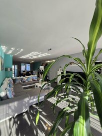 Grosbous Vente  - Maison     889 000 € Charmante maison A VENDRE à GROSBOUS !!!!
Idéale pour une grande famille.   
Immo Nordstrooss vous propose cette agréable maison de ±250 m² sur un terrain de +/-6.10 ares arboré située à Grosbous construit au 2012 avec des belles finitions, offrant un fort potentiel d'aménagement selon vos envies. 
Points forts: proche des écoles, médecins, transports en commun.  
Disposition des espaces :   
Rez-de-chaussée : 
- Hall d'entrée accueillant  
- WC séparée 
- Cuisine bien équipée individuelle donnant vers terrasse/jardin sans vis à vis  
- Salon avec espace salle à manger lumineuse et accès direct aussi à la terrasse et jardin, parfaits pour profiter des beaux jours 
- Débarras   
A l'étage :  
- Hall de nuit  
- 3 chambres à coucher  
- Salle de bain avec baignoire/whirpoole, 
  
- Deuxième étage : 
- Deux Grande Chambres à coucher offrant un bel espace de rangement  
- Salle de douche  
Sous sol/ rez-de-jardin:  
- Buanderie  
- Caves 
- Garages pour trois voitures 
- Deux parkings extérieurs viennent compléter ce bien.  
Visites possibles en semaine et le samedi.  
Pour plus de renseignements ou une visite veuillez nous contacter au 691 850 805.  
Proposition de crédit/financement à taux compétitif d'une banque luxembourgeoise incluse dans nos services gratuit.