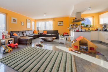 FENTANGE  Quartier très calme et résidentiel (22 rue J.P. Kemmer) dans maison récente à deux unités :Magnifique duplex penthouse avec ascenseur direct à l’appartement de 240 m2 habitable et comprenant : entrée, WC avec douche, couloir de distribution, grand living et salle à manger avec granit au sol, accès terrasse, cuisine équipée avec îlot central, plan de travail en granit, électroménagers SIEMENS, une chambre parentale parquet au sol  avec dressing et salle de bains en suite (baignoire, douche, WC, double lavabo), une chambre avec parquet au sol. Dernier étage accessible par ascenseur ou escalier en granit : salon ou grand bureau avec accès terrasse, deux grandes chambres à coucher avec parquet au sol, une salle de bains avec douche, baignoire, double lavabo, WC. Local chaufferie et débarras.
Sous-sol : grand garage pour deux voiture avec branchement pour lave-linge espace cave. Chauffage au gaz individuel et eau non compris dans les charges.
Disponible le 1er février 2019. Contrat de bail de deux ans minimum. Co-location acceptée. 
Contact et visites : Rosalba MAITRE téléphone : 691 550 189